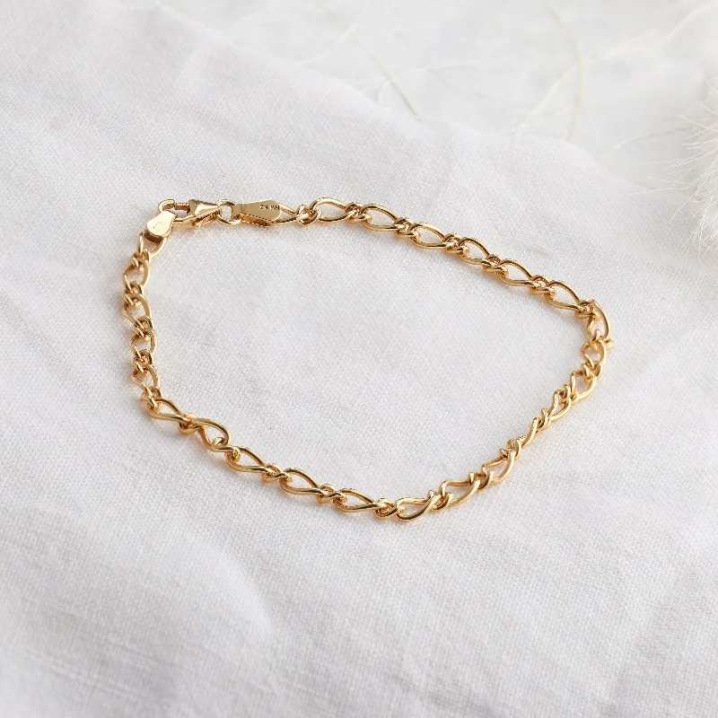 Laser - Etched Floral Design Wedding Bands in Palladium for a Delicate and Intricate Look9K Yellow Gold Solid Oval Figaro Bracelet Laser - Etched Floral Design Wedding Bands in Palladium for a Delicate and Intricate Look9K Yellow Gold Solid Oval Figaro Bracelet