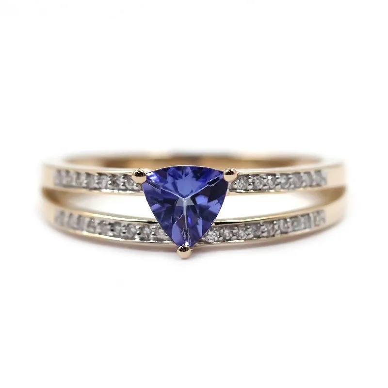 Emerald Gemstone Rings Set in Platinum with Filigree Work for a Vintage - Inspired Look14KT Yellow Gold Tanzanite and White Diamond Ring Emerald Gemstone Rings Set in Platinum with Filigree Work for a Vintage - Inspired Look14KT Yellow Gold Tanzanite and White Diamond Ring