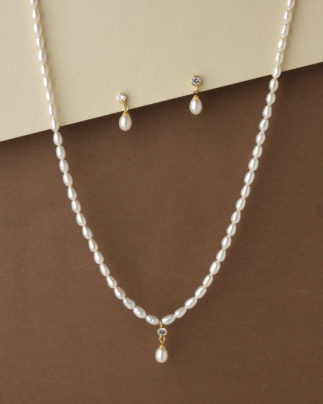 Adjustable Chain Rings to Fit Different Finger SizesPretty Pearl Necklace Set